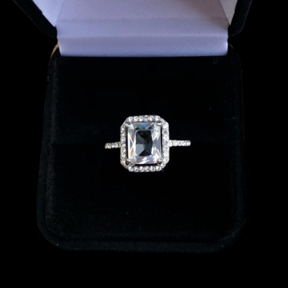CUBIC ZIRCONIA DAZZLING RING - Picture 2 of 7